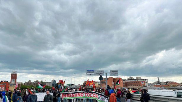 Sciopero: i manifestanti a Pescara sull'asse attrezzato