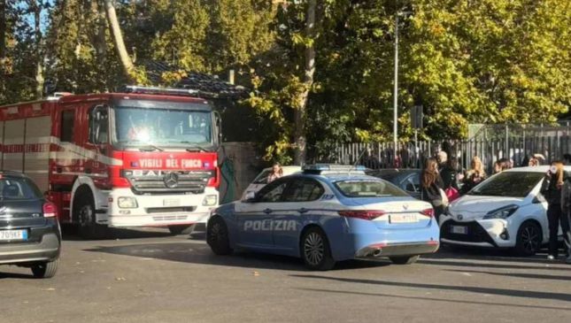 Pescara: i Vigili del Fuoco e le forze dell'ordine dinanzi al liceo Marconi