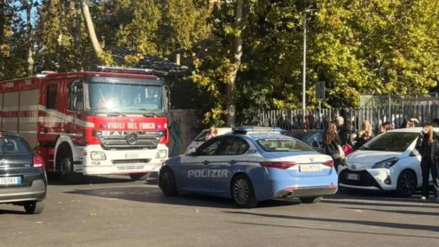 Pescara: i Vigili del Fuoco e le forze dell'ordine dinanzi al liceo Marconi