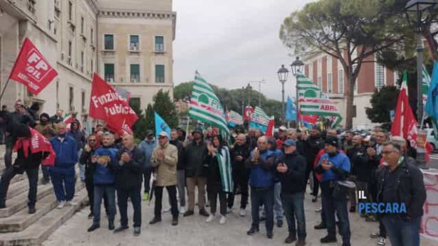 Pescara: presidio dei laviratori sotto la Prefettura