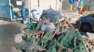 I materiali abbandonati sulle banchine del porto di Punta Penna