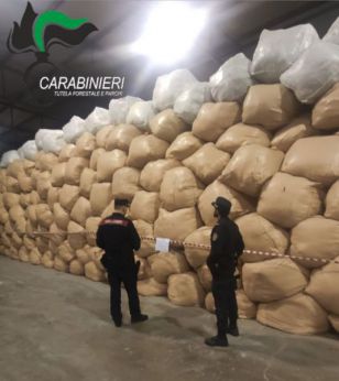 I rifiuti tessili stoccati in un capannone