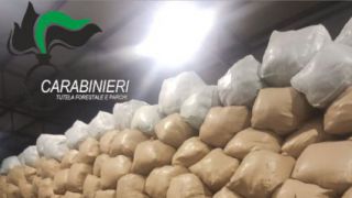 I rifiuti tessili stoccati in un capannone