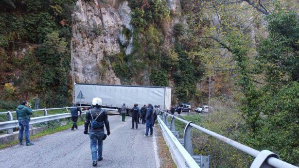 Il Tir incastrato sotto la parete rocciosa