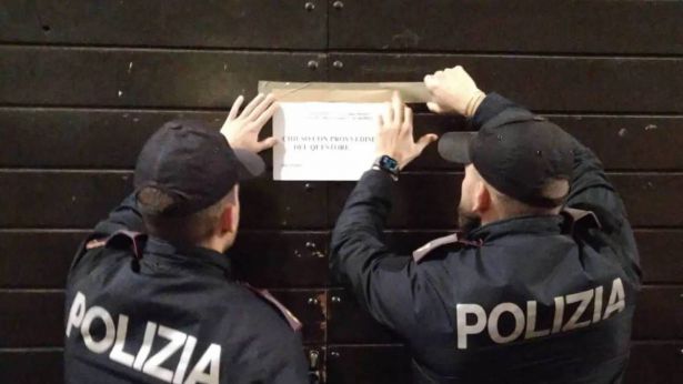 La Polizia appone il provvedimento di sequestro