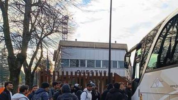 Migranti davanti alla Questura