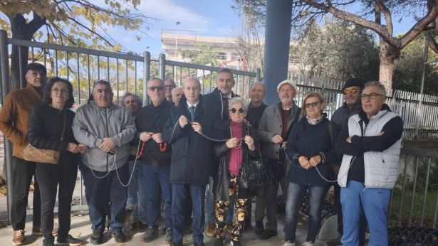 Incatenati davanti all'Ospedale di Pescara
