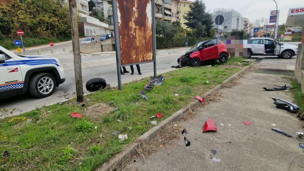 La minicar distrutta a seguito del violento impatto
