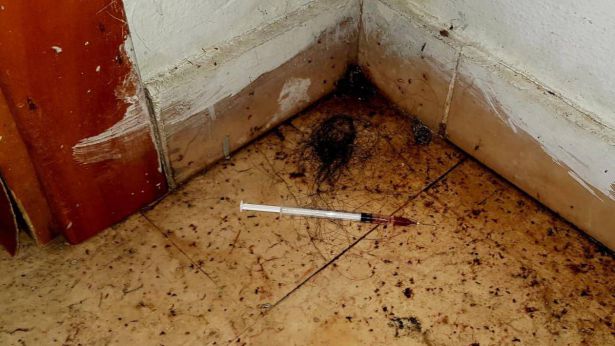 Una siringa lasciato su un pianerottolo