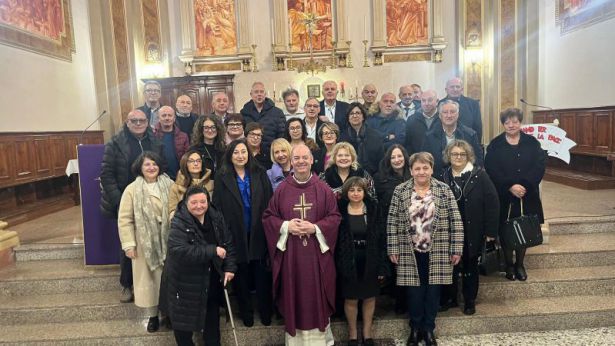 Cupello: foto ricordo con il parroco