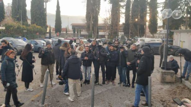 L'Aquila: tanti giornalisti dinanzi alla sede del Tribunale dei minori