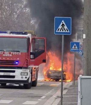 San Salvo: l'auto in fiamme