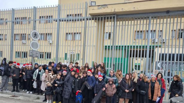 Gli studenti davanti ai cancelli della Casa Lavoro di Vasto