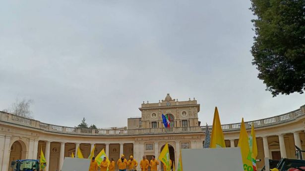 L'Aquila: la protesta degli agricoltori davanti all'Emiciclo
