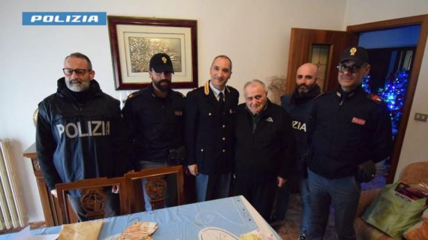 Il derubato con agenti della Polizia di Stato