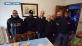 Il derubato con agenti della Polizia di Stato