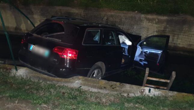 L'AUDI finita nel canale di scolo