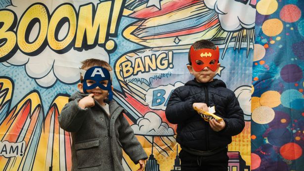 "Wow! I supereroi siamo noi!"