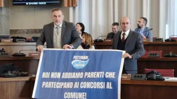 Pescara: lo striscione esposto da Pettinari in Consiglio
