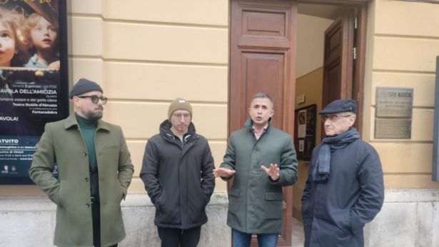 Pescara, Paci, Paolucci e Ferrara dinanzi all'ingresso del Marrucino