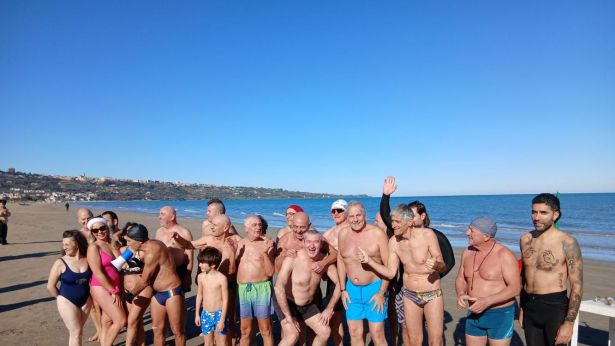 Foto di gruppo prima del tuffo di Capodanno