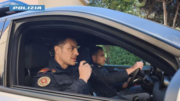 Una volante della Polizia di Stato