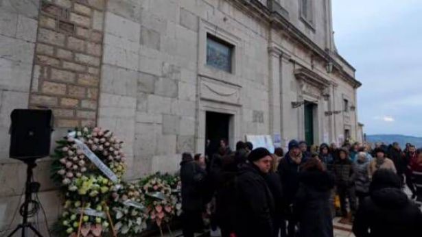 Pietracatella: i funerali di Sara e dalla mamma