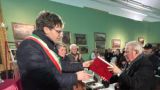 Vasto: il prof. Francesco Mugoni consegna la tesi della figliola al Sindaco Menna