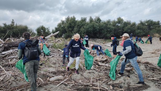 Volontari di Plastic Free