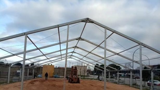 La tensostruttura in fase di allestimento