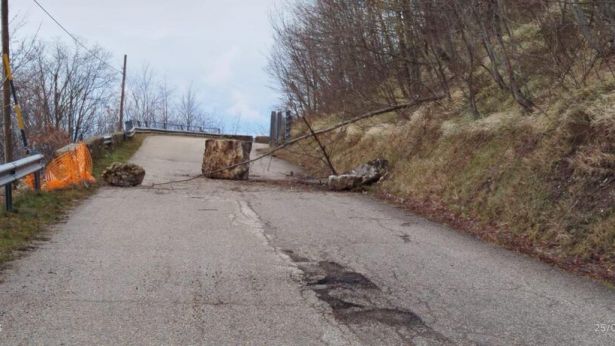 I massi finiti sulla sede stradale