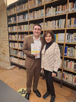 L'Assessore Della Gatta con la scrittrice Domenica Di Pasquale