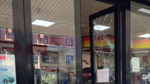 La vetrina spaccata dai ladri