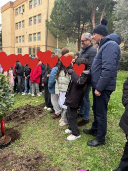La cerimonia di piantumazione di alberi di agrumi nelle scuole