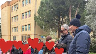 La cerimonia di piantumazione di alberi di agrumi nelle scuole