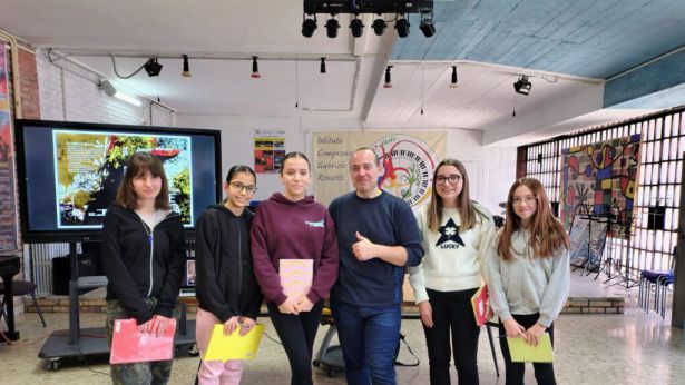 Daniele Nicastro con alcune alunne