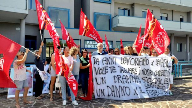 Protesta di lavoratori dinanzi alla Direzione della ASL 02