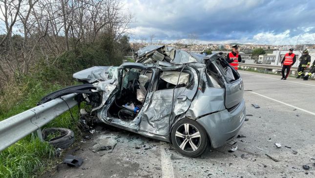 L'auto distrutta a seguito del terribile impatto