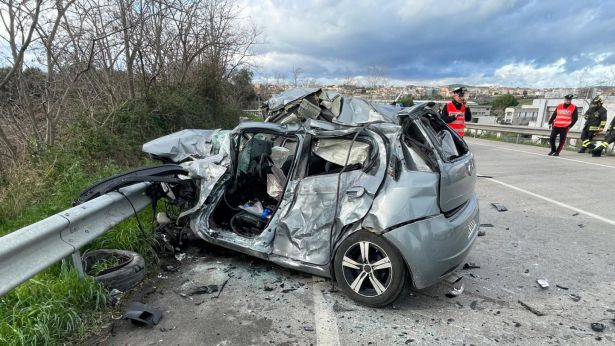 L'auto distrutta a seguito del terribile impatto