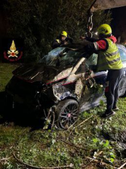 Il recupero dell'auto nel fossato