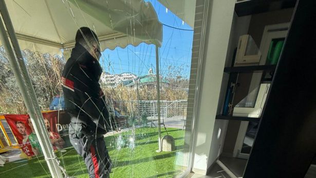 Vasto: le vetrine distrutte del locale commerciale