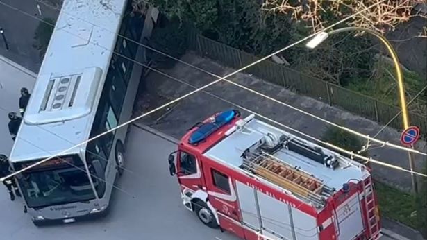 Chieti: il Bus finito contro un muro