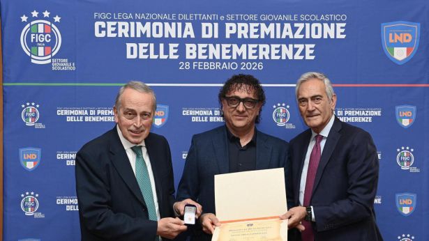 Giancarlo Zappitelli ritira la benemerenza da Gravina ed Abete