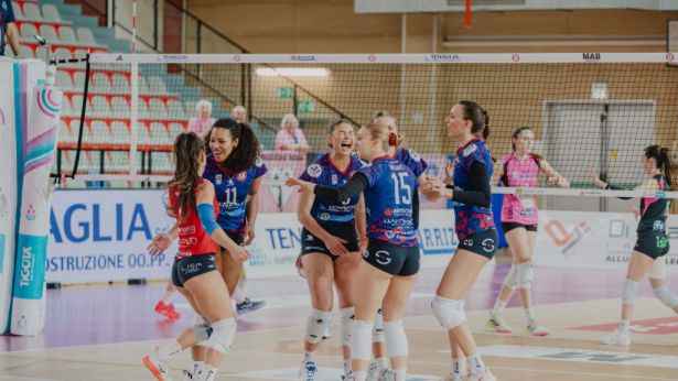 Le atlete della Tenaglia Abruzzo Altino Volley