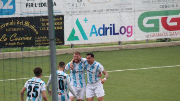 L'esultanza dei giocatori del San Salvo