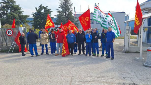 Il presidio dei lavoratori dinanzi allo stabilimento Pierburg di Lanciano