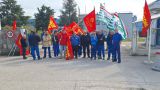 Il presidio dei lavoratori dinanzi allo stabilimento Pierburg di Lanciano