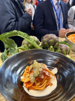 Un piatto a base di carciofi