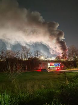 Le fiamme visibili da lontano