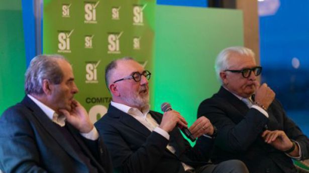 Antonio Di Pietro impegnato nella campagna per il SI